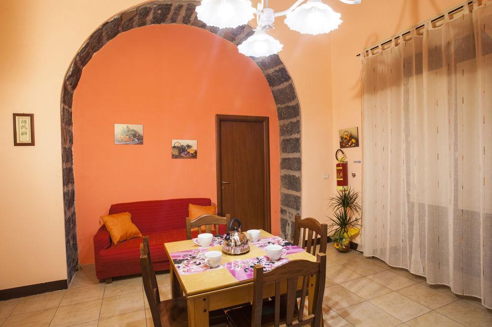 Siciliaetnamare Panzió Riposto Kültér fotó