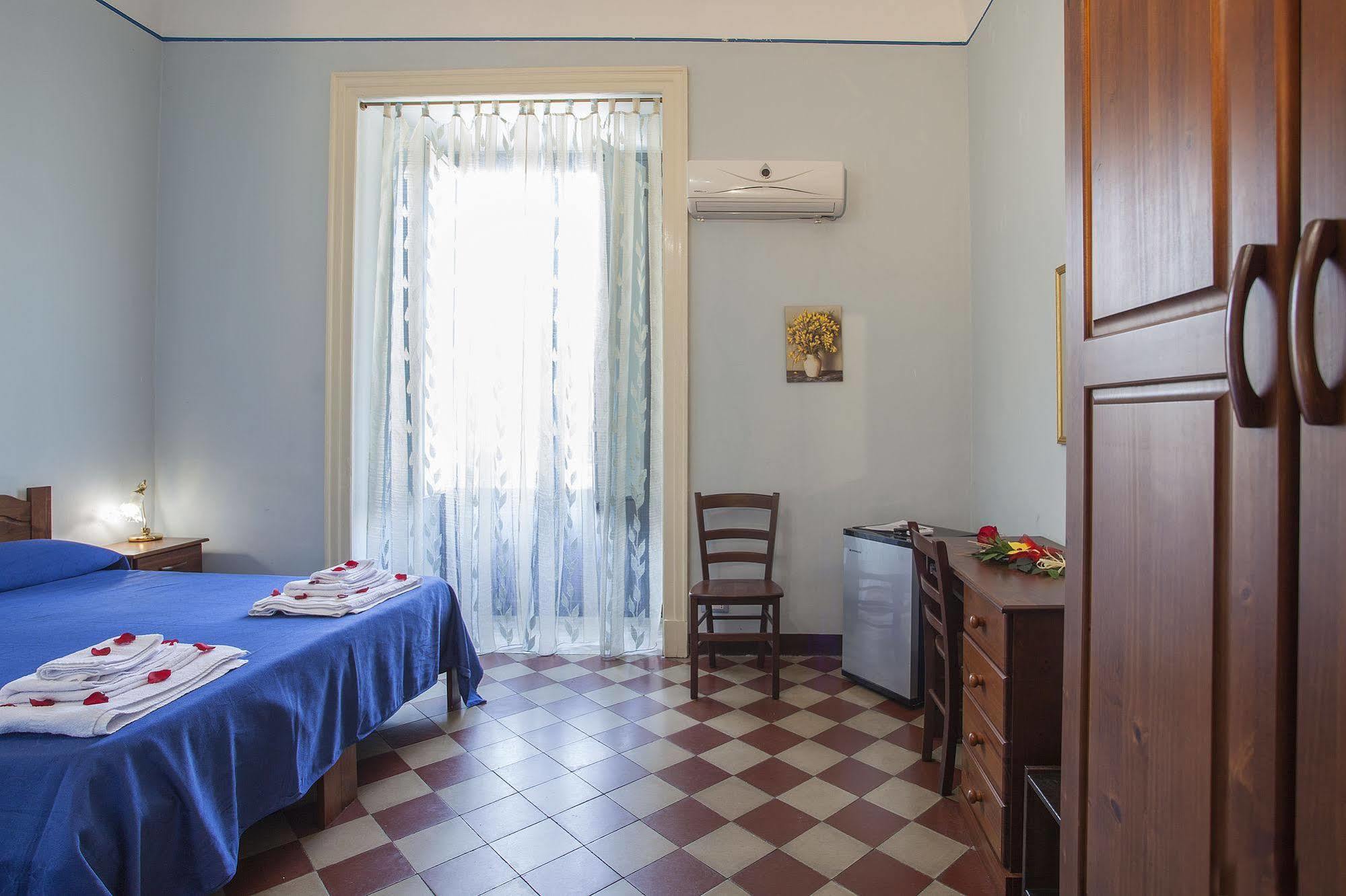 Siciliaetnamare Panzió Riposto Kültér fotó